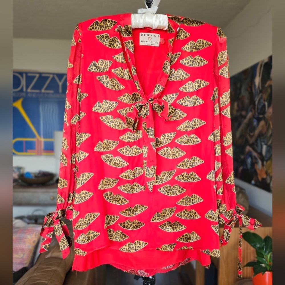 Alice + Olivia x Donald Robertson Sheila Leopard Lip Print Blouse NWOT - Picture 10 of 10